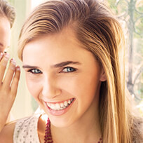 Jeune femme heureuse et souriante. La psychothérapie: des bienfaits à tous les âges!