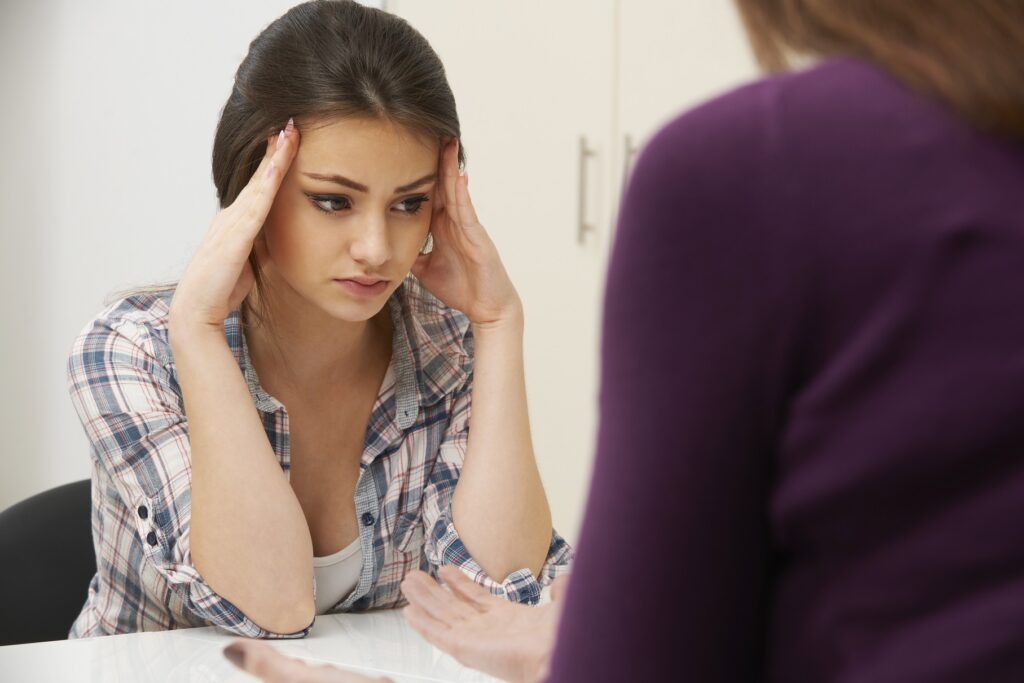 Une jeune adolescente qui consulte une psychologue pour avoir de l'aide