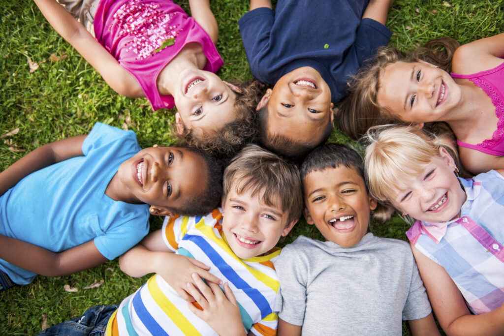Un groupe d'enfants rassemblés. Ils ont du plaisir et sont heureux. Ils semblent épanouis grâce aux services de psychologue et orthophoniste à Vaudreuil et à leur approche unique