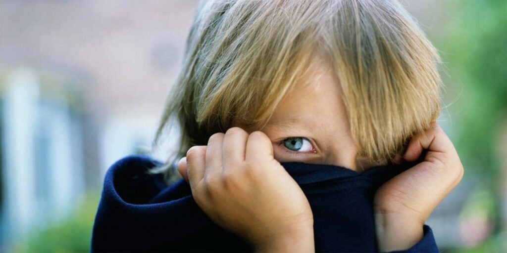 Jeune garçon timide et anxieux qui a besoin d'aide en psychologie